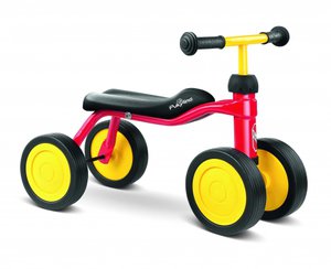 Röd balanscykel med fyra hjul