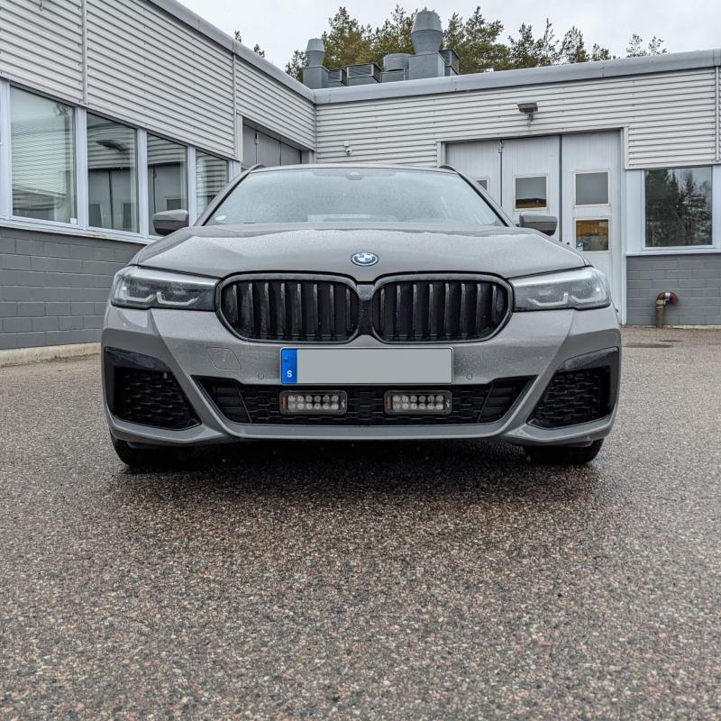 BMW 530E 2022- Modellanpassat 2x Vision X PX1210 Black Edition - 120W