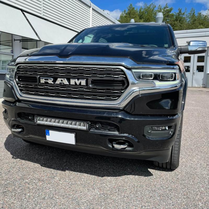 Dodge Ram 1500 19- Modellanpassat Extraljus Kit (Vision X Shocker 20" Led Ramp)