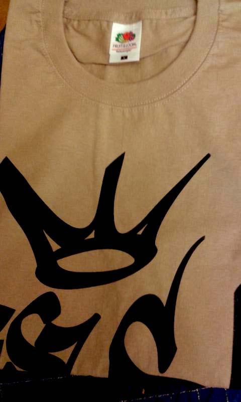 T-SHIRT - KUNG JESUS. STREETSTYLE - BEIGE MED SVART TRYCK (SMALL)
