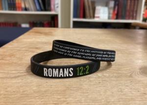 Gummiarmband med bibelvers på engelska