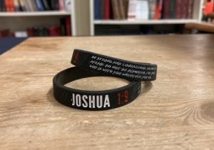 Gummiarmband med bibelvers på engelska