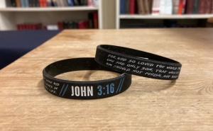 Gummiarmband med bibelvers på engelska