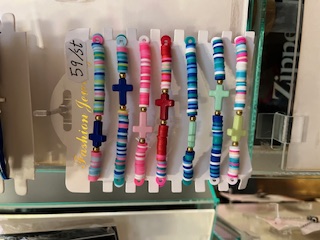 Färgglada armband med kors