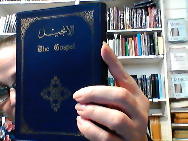 NT - The Gospel Engelksa - Arabiska, grön, liten, mjukband, 165x120x14mm