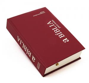 Bibel, portugisiska, röd, inbunden, 195x130x40 mm