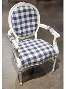 Omklädsel av karmstol med fast sits och rygg