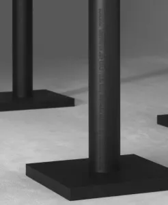 Högre runt ståbord NON i svart gummi för t.ex bar