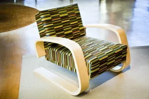 Omklädsel av Alvar Aalto karmfåtölj P400 i tyg eller skinn