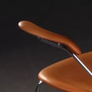 Omklädsel av armstöd till stol SJUAN i skinn