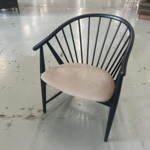 Fåtölj SOLFJÄDERN med grå mockasits