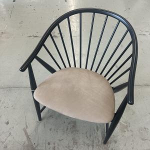 Fåtölj SOLFJÄDERN med grå mockasits