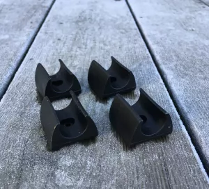 En sats (4 st) golvskydd i svart nylon till stol SPRING