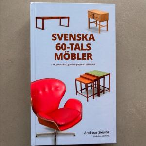 Svenska 60-talsmöbler i ek, jakaranda, glas och polyeter 1959-1970