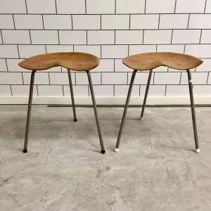 3-benta formpressade pallar i teak