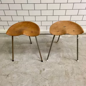 3-benta formpressade pallar i teak