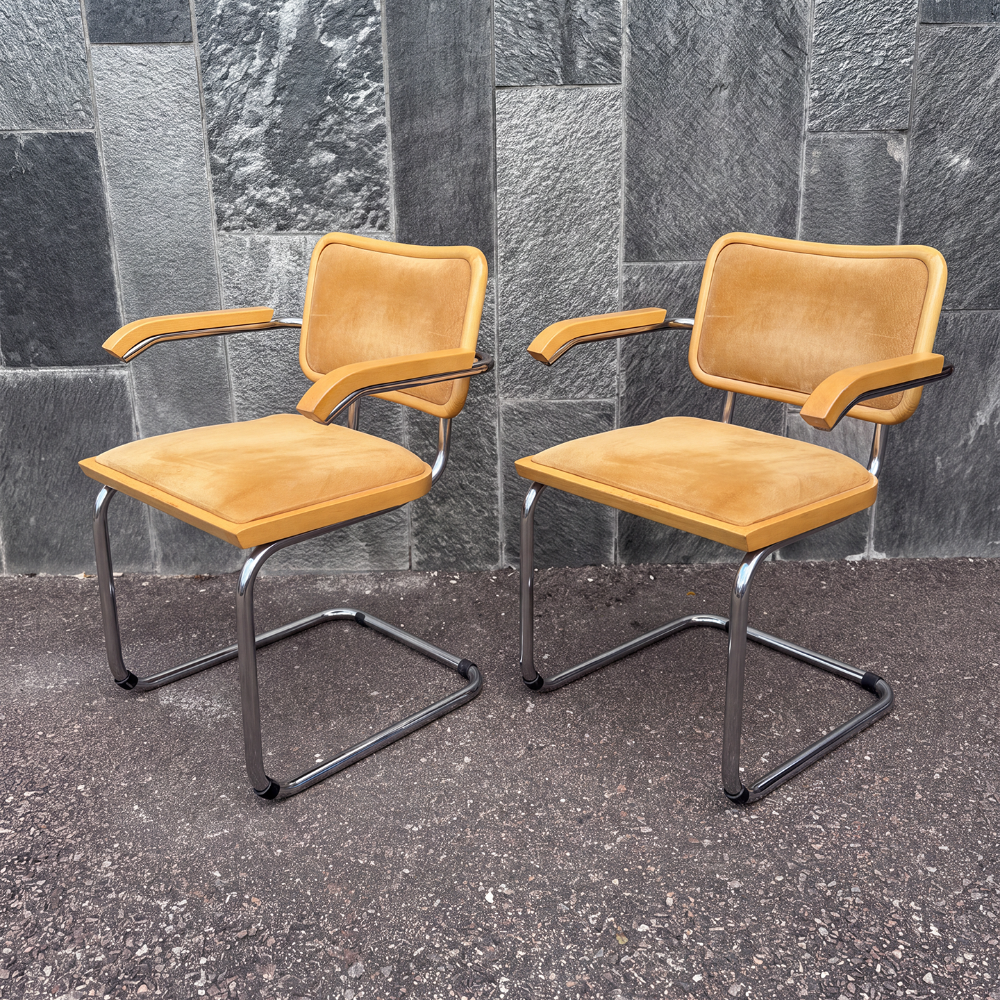 Ett par stålrörsstolar Bauhausmodell med karm