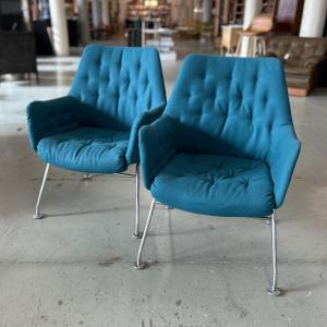 Ett par karmstolar DUX Mirja med ny klädsel