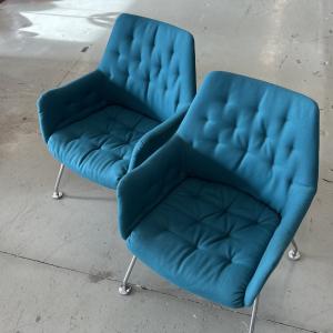 Ett par karmstolar DUX Mirja med ny klädsel