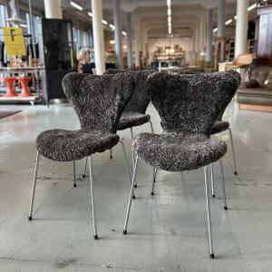 Ett set med 4 st Sjuanstolar med fårskinn Sahara