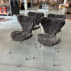 Ett set med 4 st Sjuanstolar med fårskinn Sahara