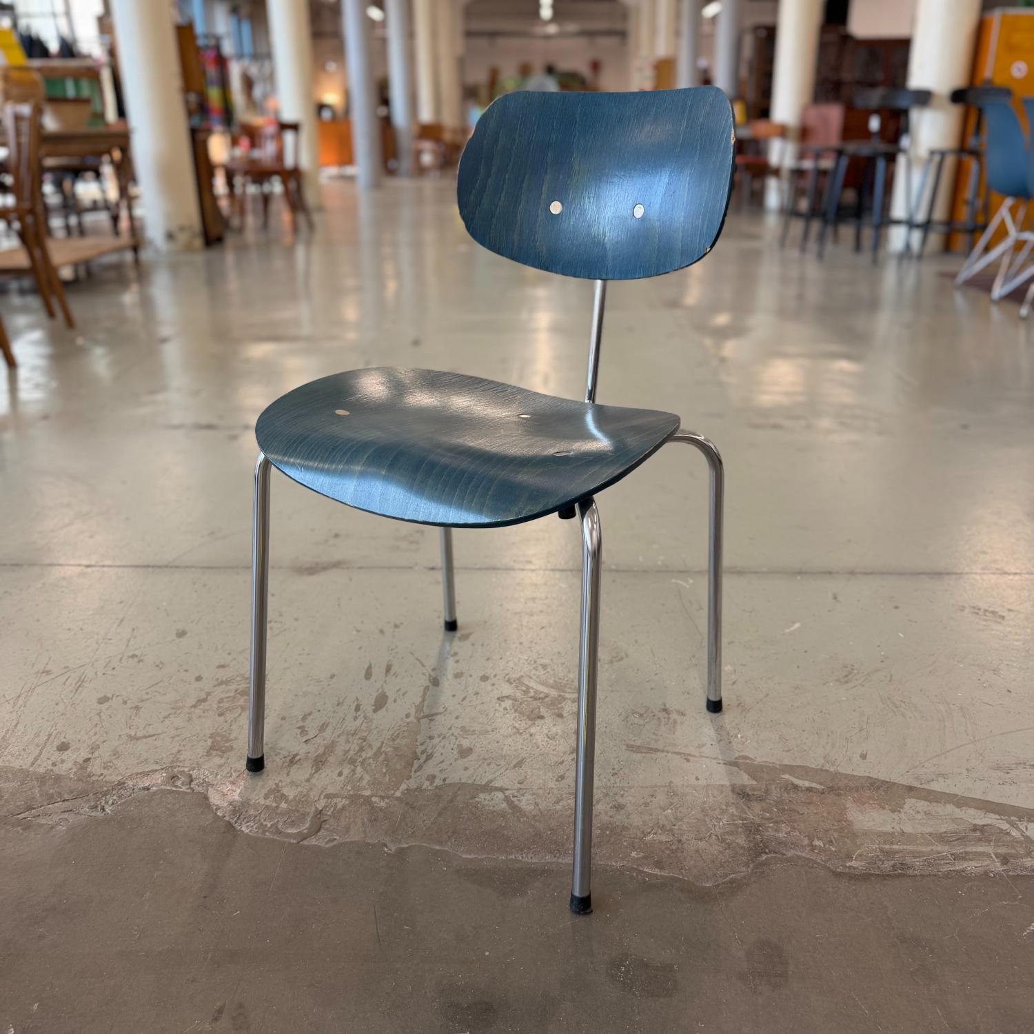Egon Eiermann stol, SE68SU, stapelbar, krom och blå plywood