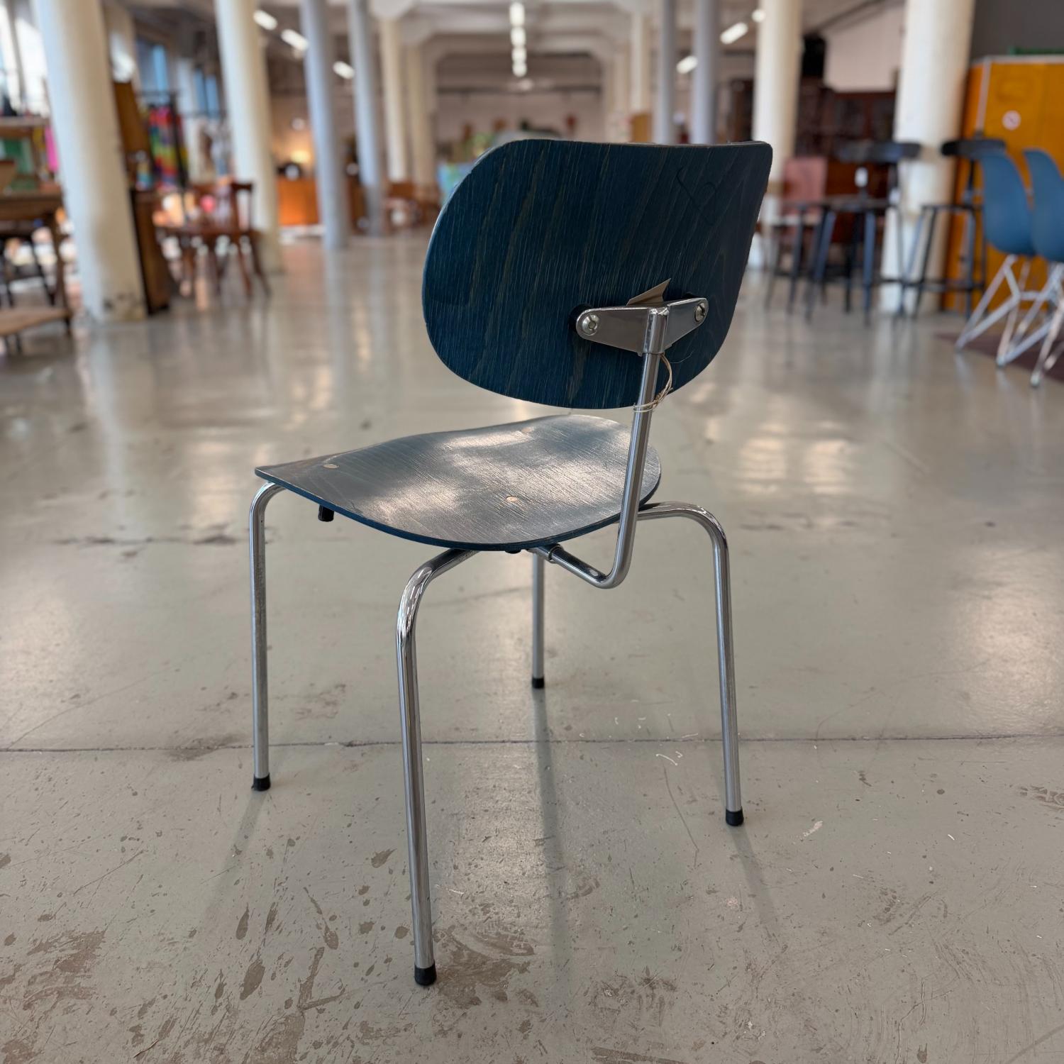 Egon Eiermann stol, SE68SU, stapelbar, krom och blå plywood