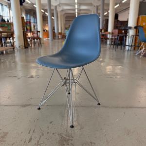Eames stol DSR, Plastic,  83 Sea Blue, med kromat wireunderrede