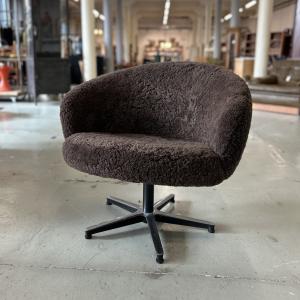 Snurrfåtölj Rondino i fårskinn Espresso