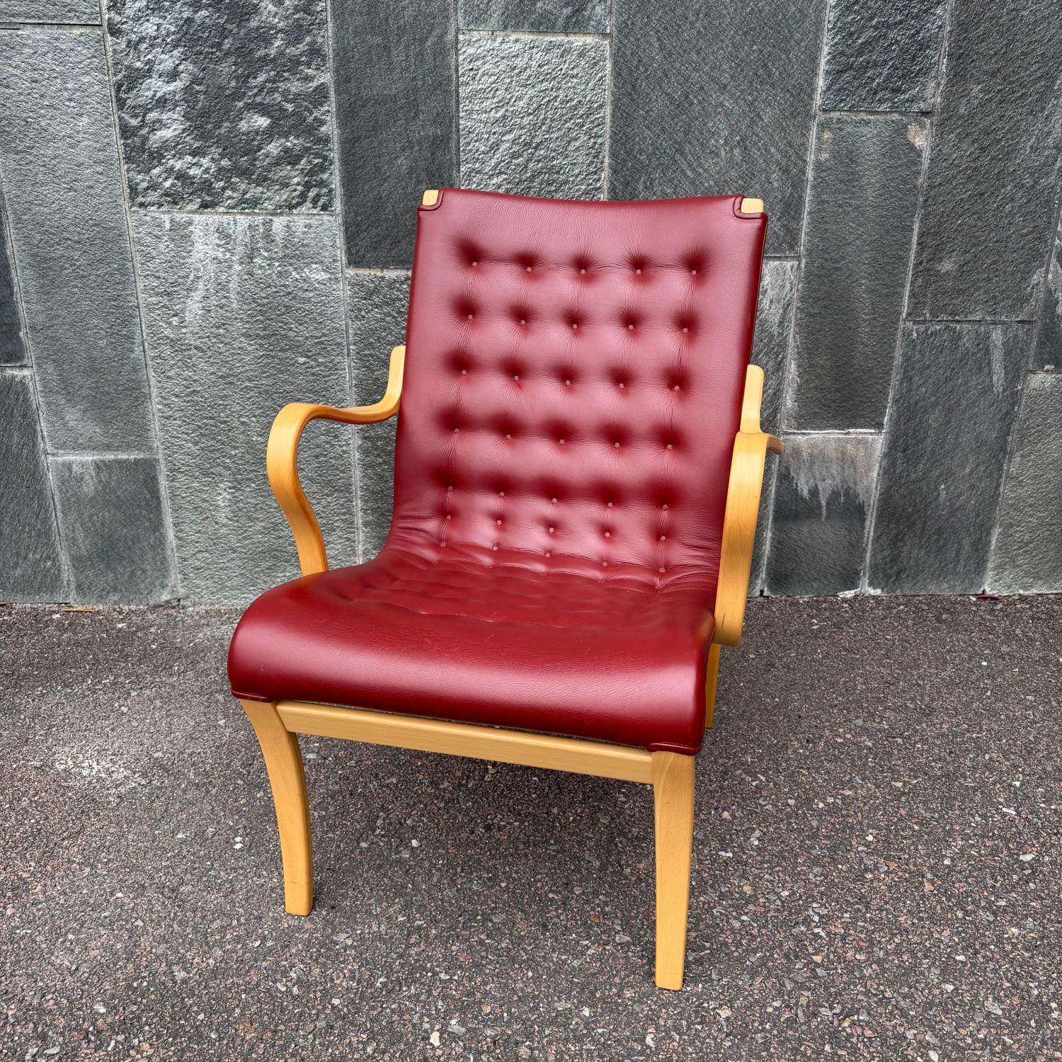 Fåtölj MINA i mörkrött stickhäftat skinn