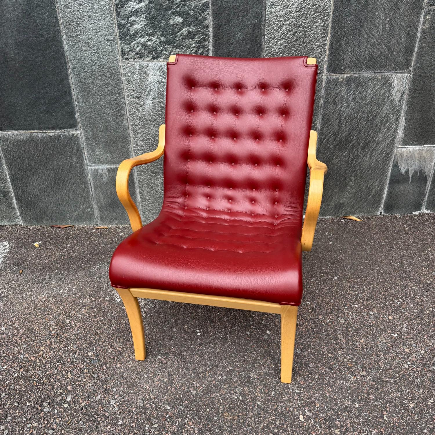 Fåtölj MINA i mörkrött stickhäftat skinn