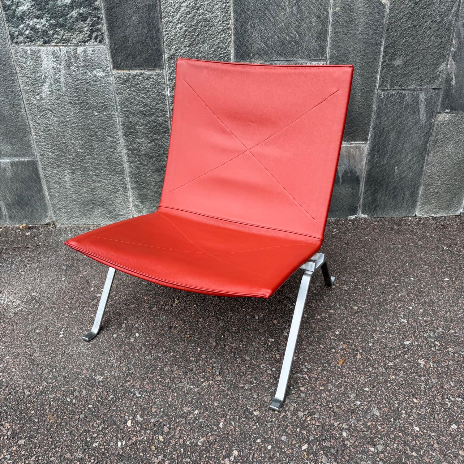 Fåtölj PK22 i rött skinn