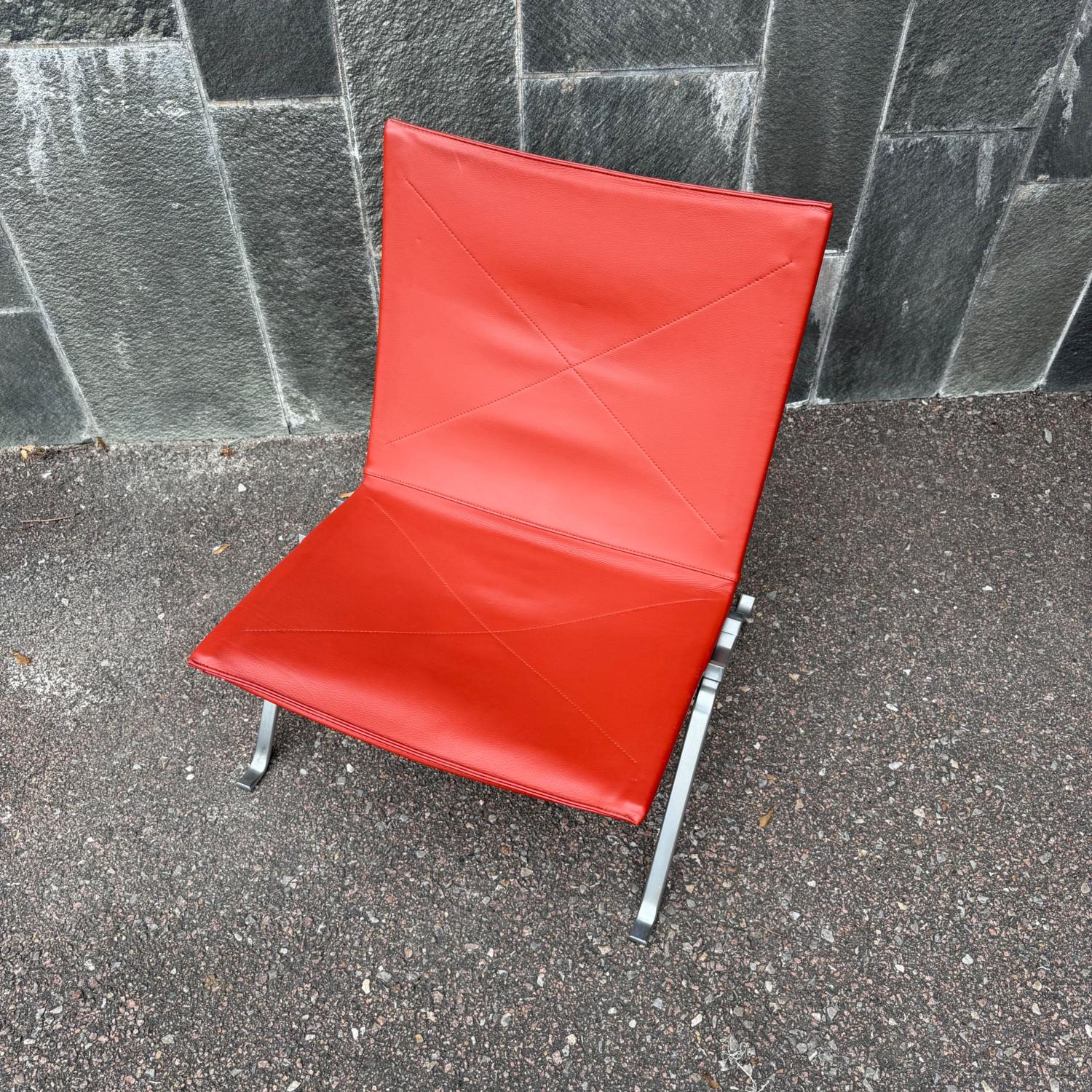 Fåtölj PK22 i rött skinn