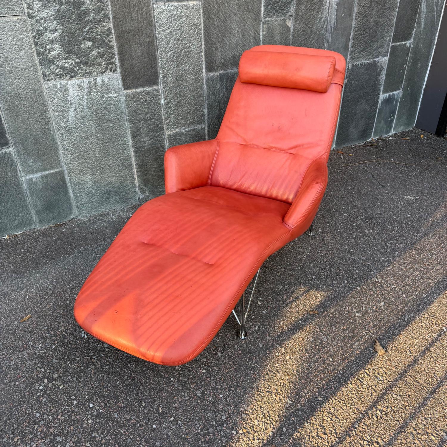 DUX Superspider liggfåtölj i rött skinn