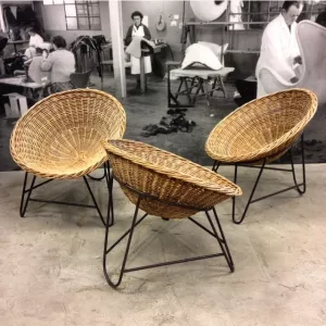 Rottingfåtölj med metallstativ 1960-tal