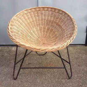 Rottingfåtölj med metallstativ 1960-tal