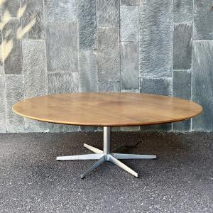 Arne Jacobsen runt soffbord i körsbär
