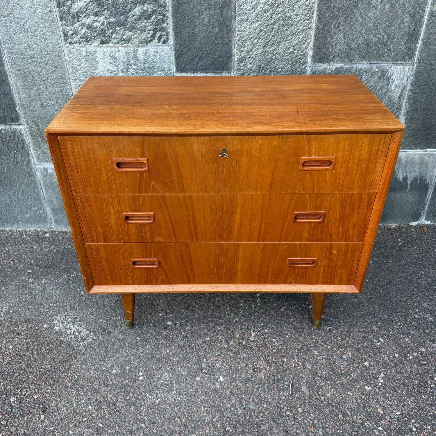 Trelådig byrå i teak 1960-tal