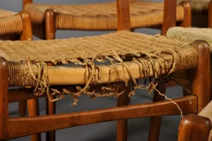 Omflätning av sits till stol CH24 i papperssnöre