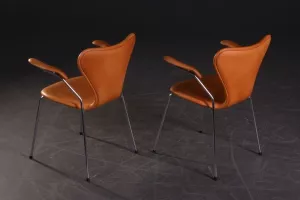 Omklädsel av karmstol SJUAN i skinn