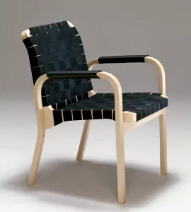 Omklädsel av Alvar Aalto karmfåtölj P45 i sadelgjord