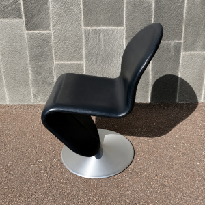 Verner Panton-stolar i svart skinn, set om sju stolar - säljes styckvis