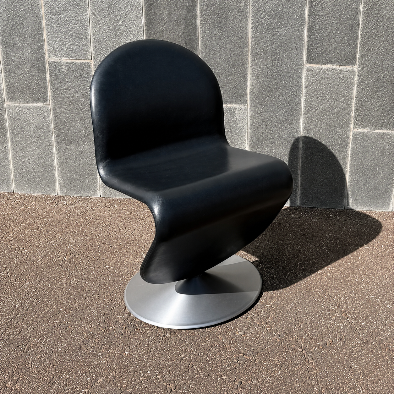 Verner Panton-stolar i svart skinn, set om sju stolar - säljes styckvis