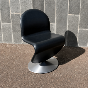 Verner Panton-stolar i svart skinn, set om sju stolar - säljes styckvis