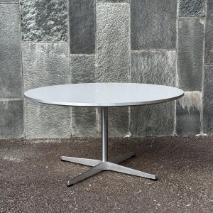 Arne Jacobsen round coffee table with grey HPL laminate.