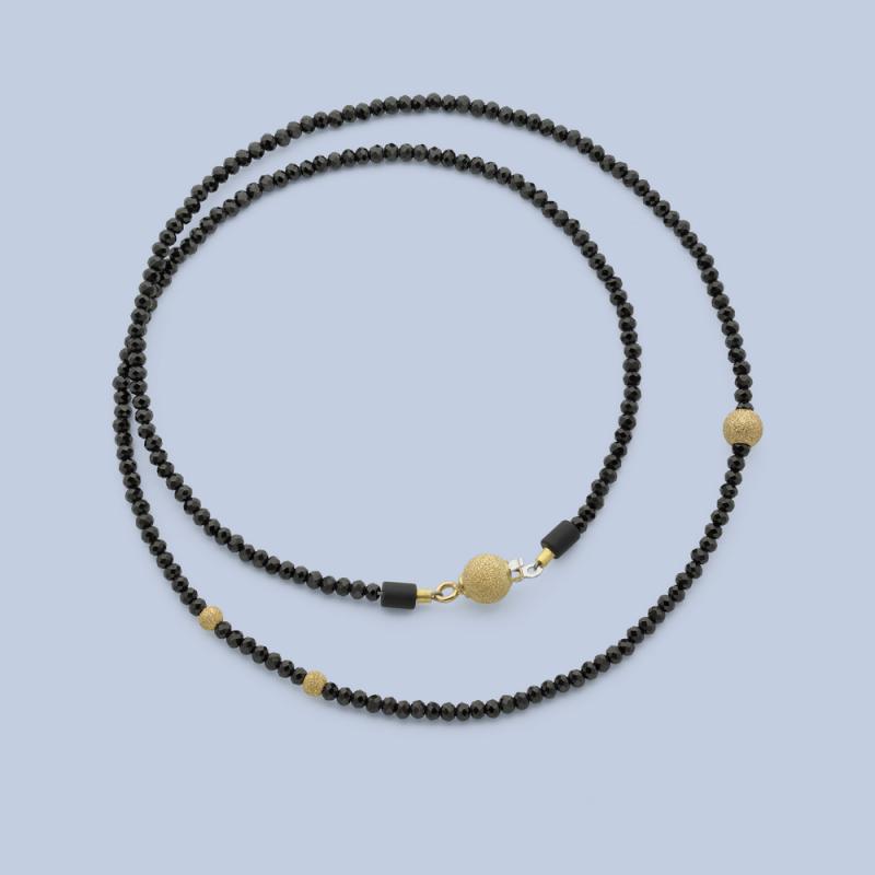 Halsband av svart spinell och gulddetaljer