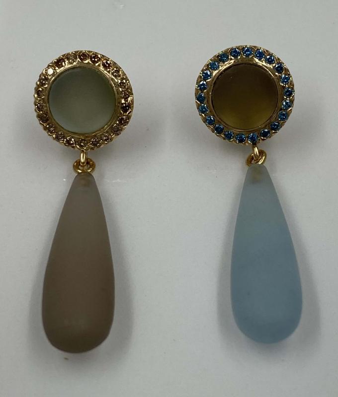 Akvamarin och Rökkvartsörhängen med blåa respektive bruna Diamanter.