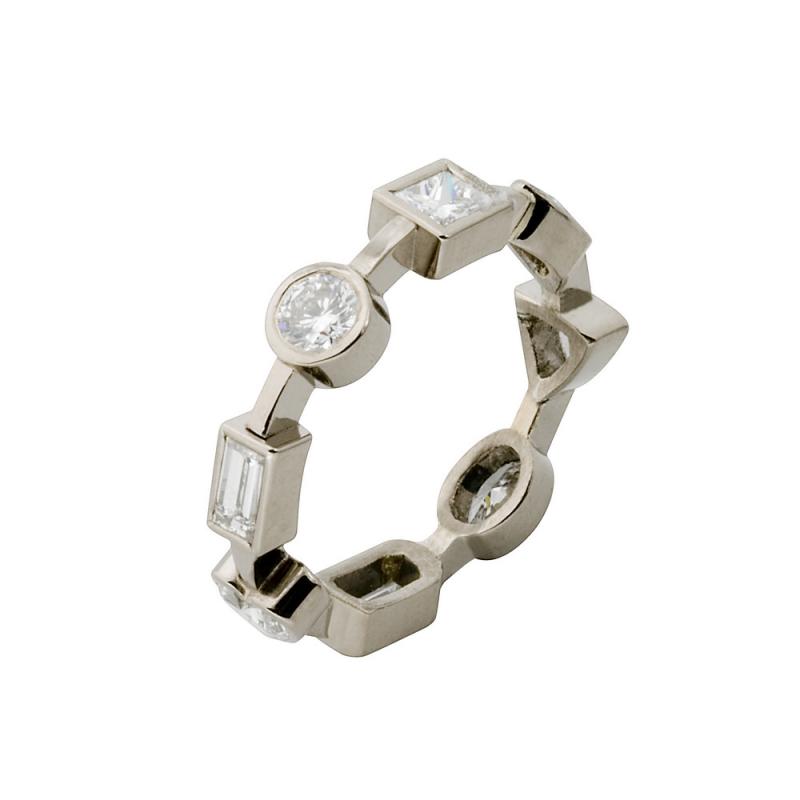 Vitguldsring med oliktformade diamanter