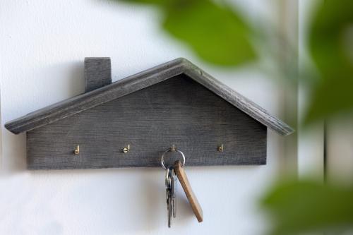 Nyckelhus i trä Grå