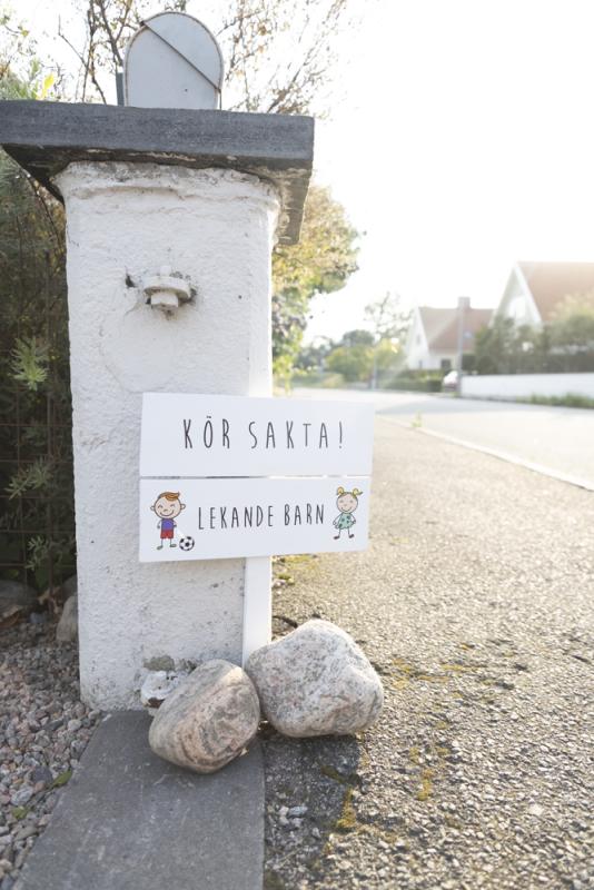 Träskylt "Kör Sakta, Lekande Barn"
